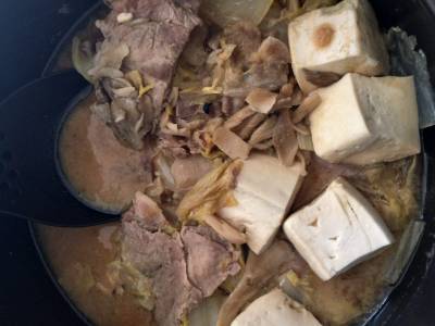 白菜と豚バラ肉のにんにくみそ鍋