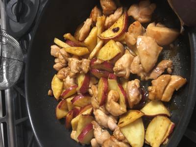 さつまいもと豚肉のバターじょうゆ焼き