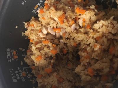 鶏肉とごぼう、にんじんの炊き込みご飯