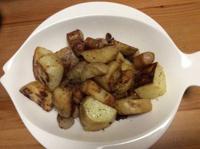 カリカリポテトとウインナーのハーブ炒め