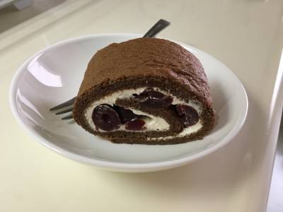 チョコ風味のチェリーロールケーキ