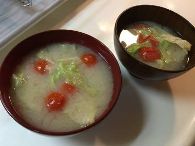 レタスとミニトマトのみそ汁