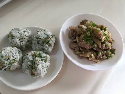 じゃこおにぎりと鶏ひき肉のみそ煮プレート