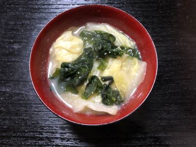 キャベツとわかめのみそ汁