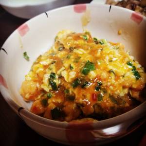 チリかにたま丼