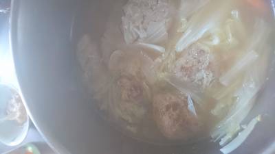 白菜とげんこつだんごの煮込み