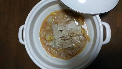 白菜と豚バラ肉のにんにくみそ鍋