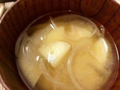 じゃがいもとたまねぎのみそ汁