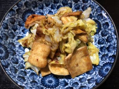 春キャベツと油揚げのしょうゆ炒め