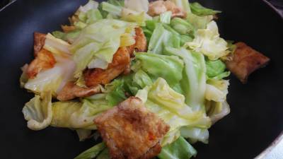 春キャベツと油揚げのしょうゆ炒め