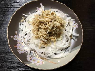 オニオンスライスのしらすドレッシング