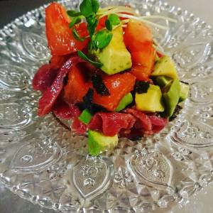 アボカド、トマト、まぐろのサラダ