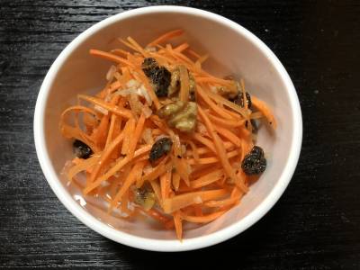 春にんじんとくるみのサラダ