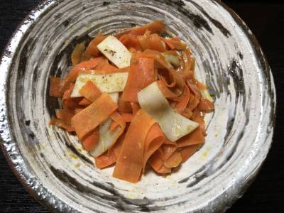 春にんじんといかのアンチョビ炒め