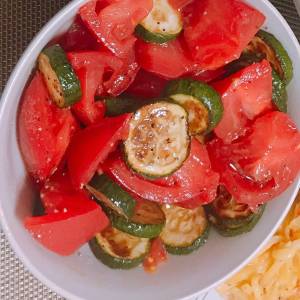 ズッキーニとトマトのあえ物