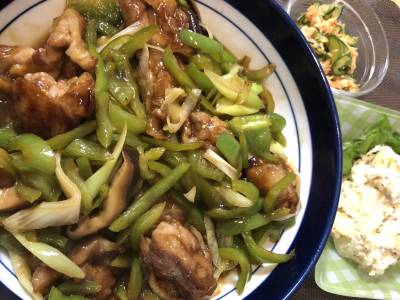 ピーマンと豚肉の黒酢炒め