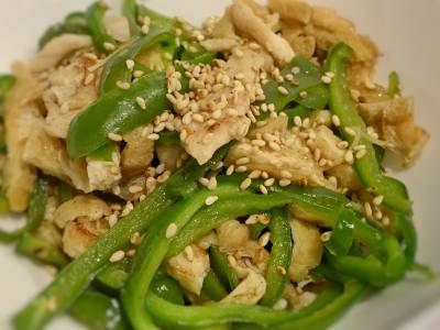 ピーマンと油揚げの細切り炒め