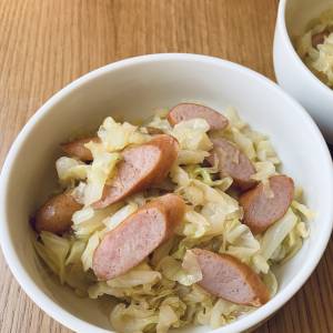 炒めソーセージと春キャベツの温サラダ