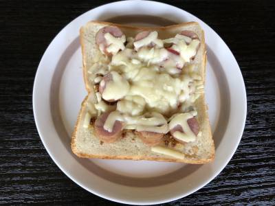 ソーセージとミニトマトのオープントースト