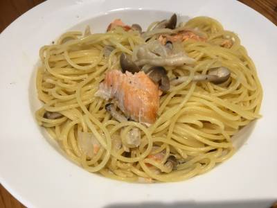 鮭としめじのクリームパスタ