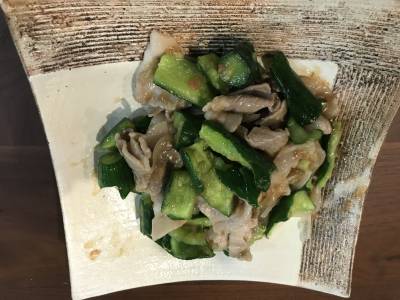 きゅうりと豚肉の梅甘酢炒め