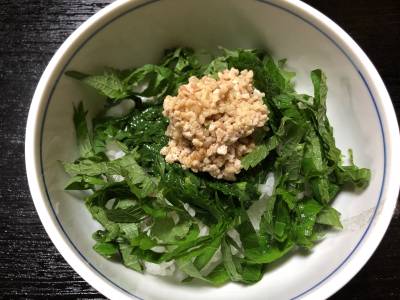 モロヘイヤと納豆のしそごま丼