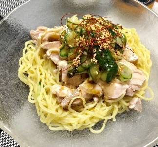 ゆで鶏と塩もみきゅうりの冷やし中華