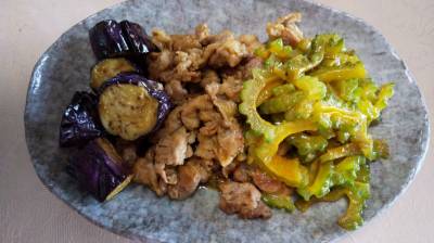 揚げなすと豚肉の黒酢だれ