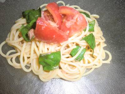 トマトとバジルの冷製パスタ