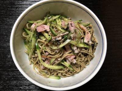 きゅうりとハムのごまあえそば