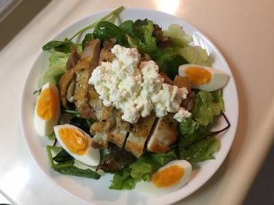 皮パリチキンのチーズサラダ