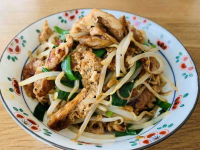 もやしと豚バラと油揚げのピリ辛炒め