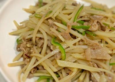 豚こまとじゃがいものせん切り炒め