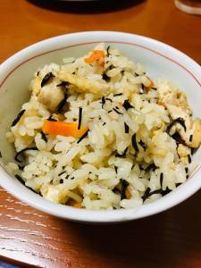 鶏肉とひじきの炊き込みご飯