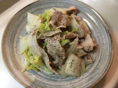 キャベツと豚肉の塩炒め