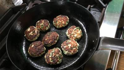 鶏ひき肉とにらのつくね焼き