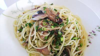 いわしのカリカリ焼きとレモンのパスタ