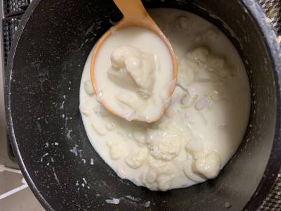 鶏むね肉とカリフラワーのクリーム煮