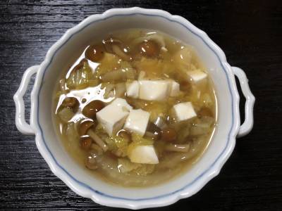 白菜となめこ、豆腐のスープ