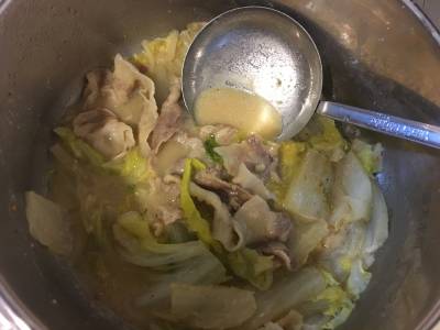 白菜と豚バラ肉のにんにくみそ鍋