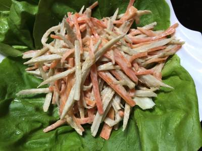 ごぼうとにんじんのごま酢和えと色々野菜のサラダ