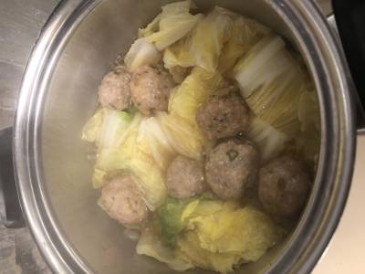 白菜と肉だんごの煮込み