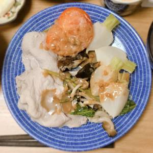 豚肉ときのこの蒸し物 くるみだれ添え