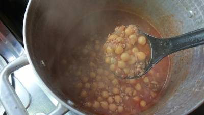 ひき肉と豆のピリ辛トマト煮