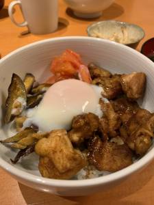 スパイシーチキンＯＮたまライス