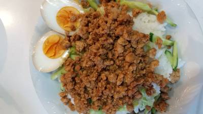 肉みそ丼 しょうゆ卵のせ