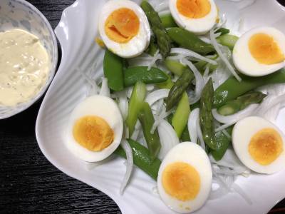緑の豆とアスパラのエッグサラダ