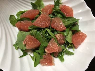 グレープフルーツ入りのグリーンサラダ