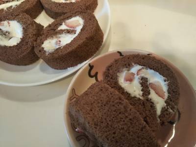チョコ風味のチェリーロールケーキ