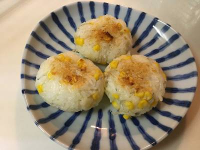 コーンとじゃこの焼きチーズおにぎり